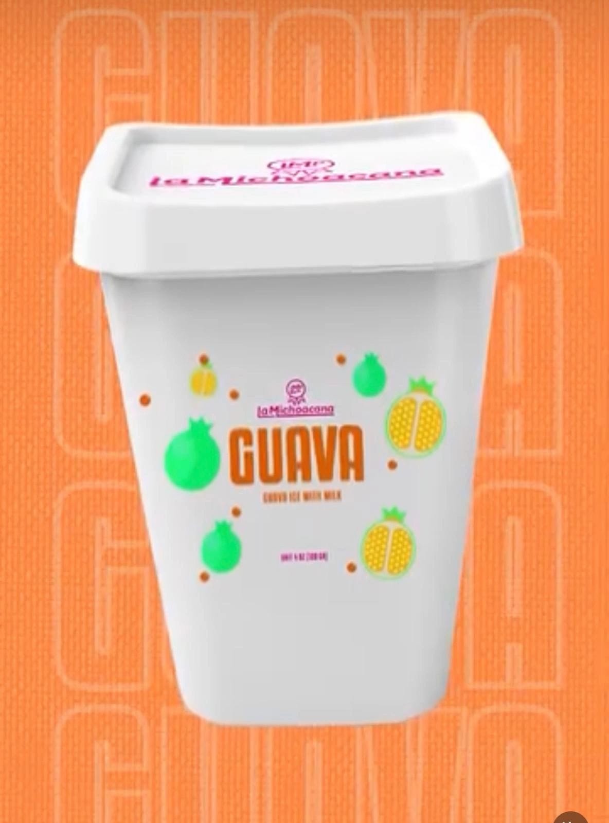 Bote de nieve de guayaba con leche La Michoacana sobre fondo naranja