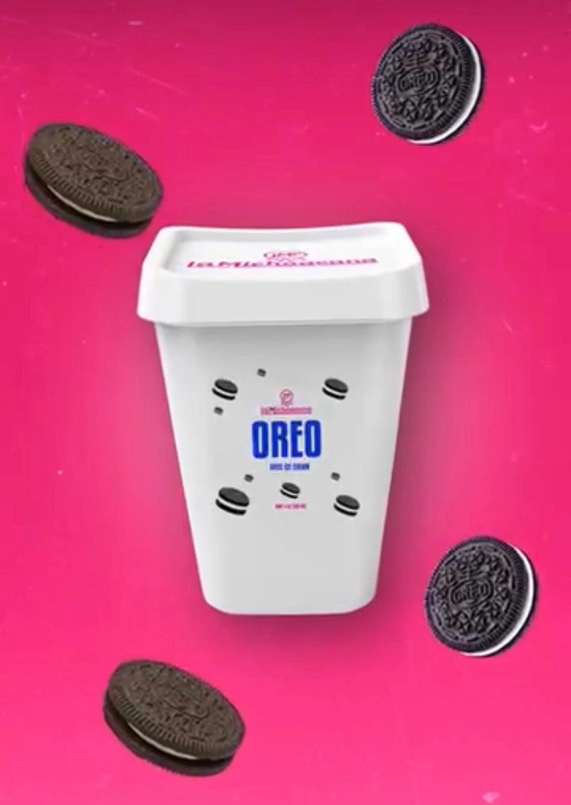 Bote de nieve sabor Oreo La Michoacana sobre fondo rosa con galletas