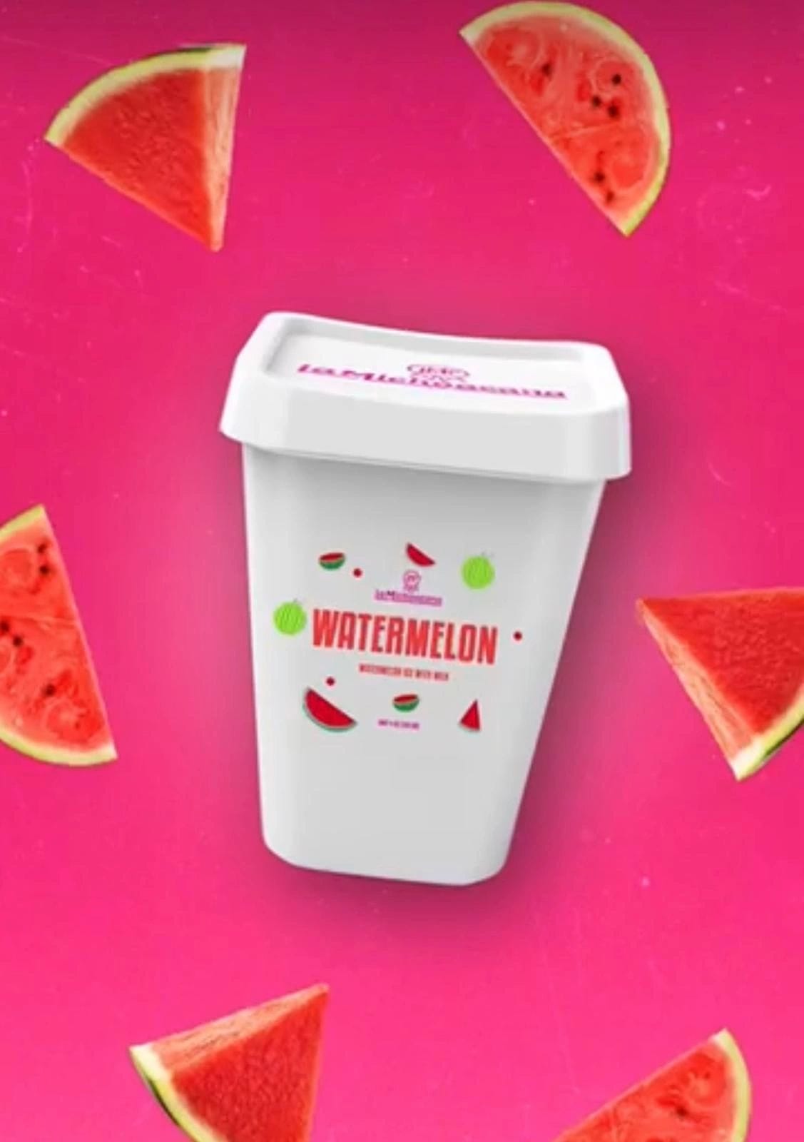 Bote de nieve de sandía con leche La Michoacana sobre fondo rosa con rebanadas de sandía